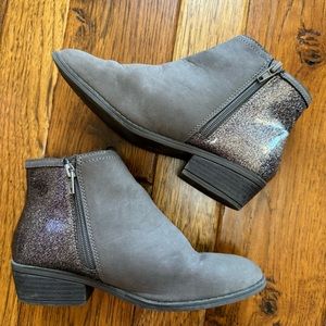Girls | Serra | Gray w/ glitter back booties | Sz 4